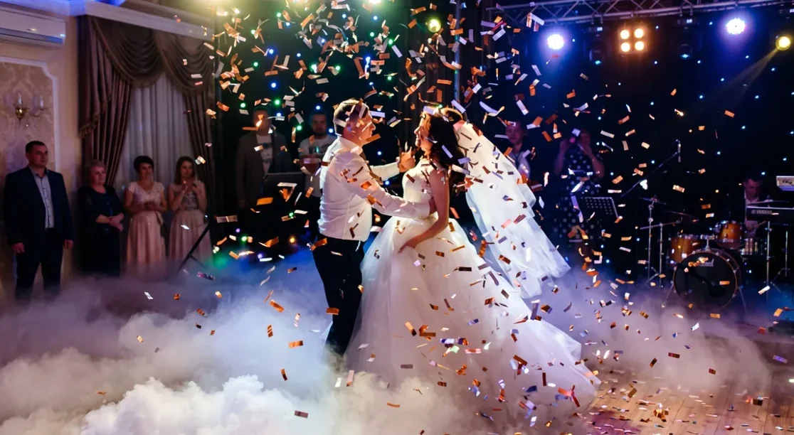 Bazuca de confeti y humo bajo en la pista de baile de una boda