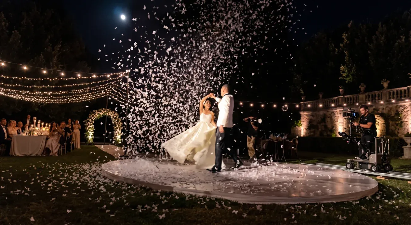 Bazuca de confeti con gran alcance en la pista de baile de una boda nocturna