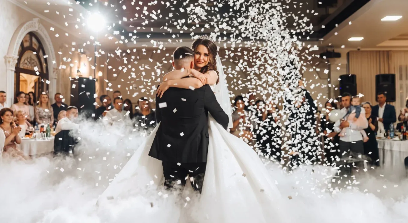 Cañón de confeti disparando durante el primer baile de una boda