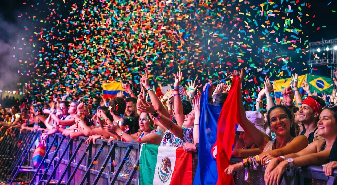 Cañón de confeti de colores en un concierto