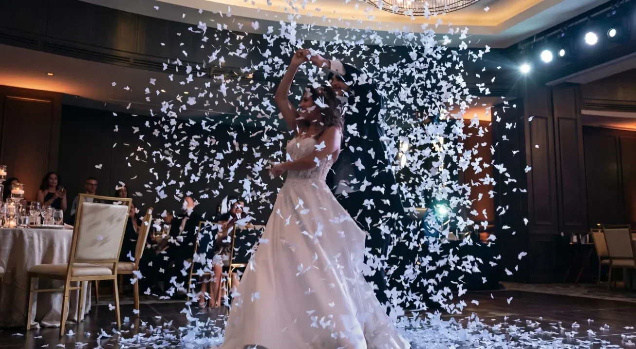 Lluvia de pétalos durante el primer baile de los novios