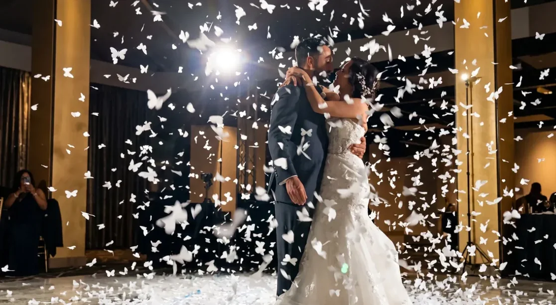 Lluvia de mariposas para eventos en CDMX en el beso de los novios