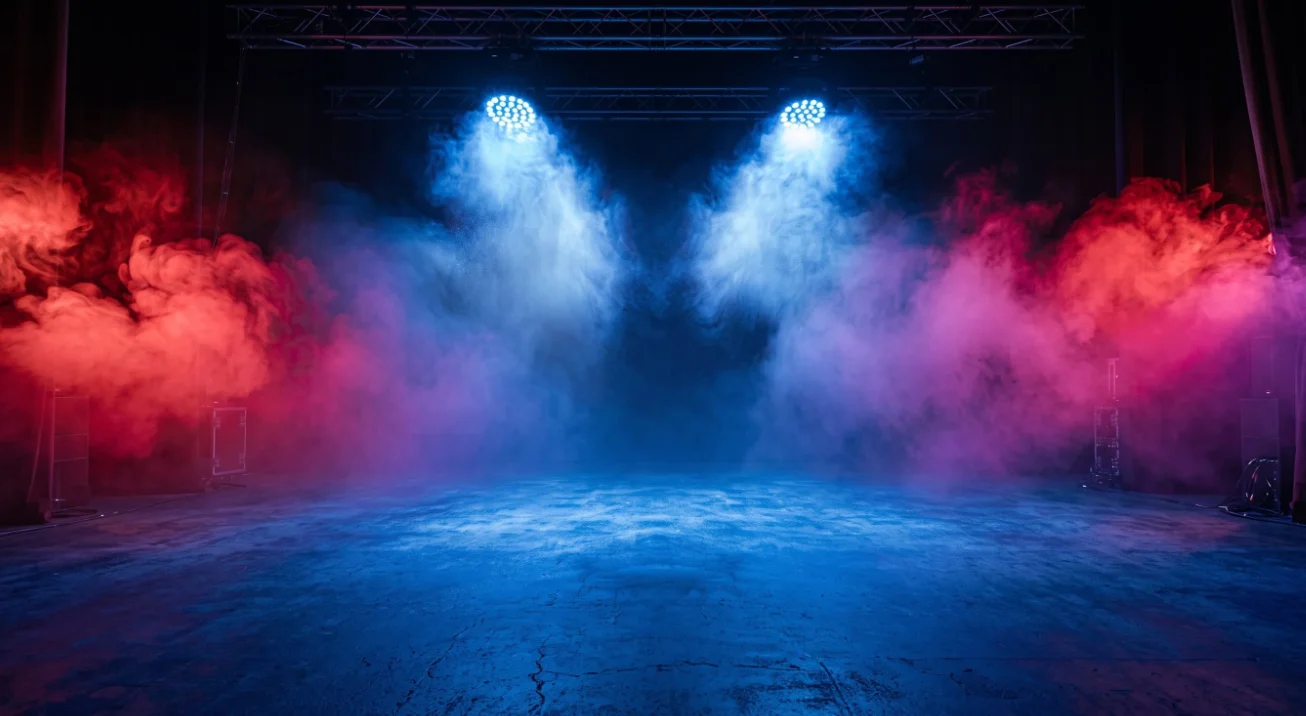 Escenario vacío con dos reflectores y niebla escénica iluminada en tonos azul y rojo