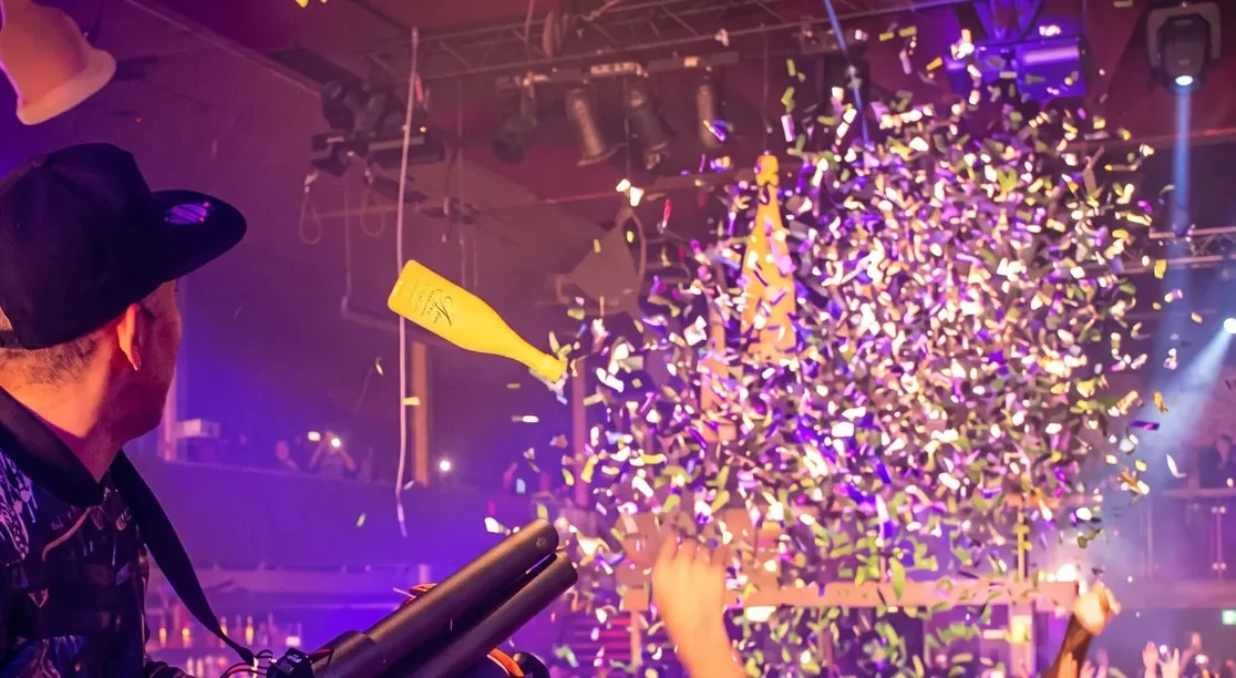 Operador de SPECTRA con la máquina lanza papel en un evento