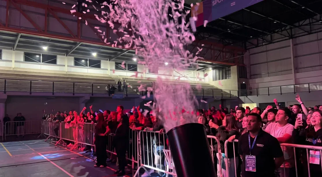 Máquina lanza papel en un evento deportivo corporativo