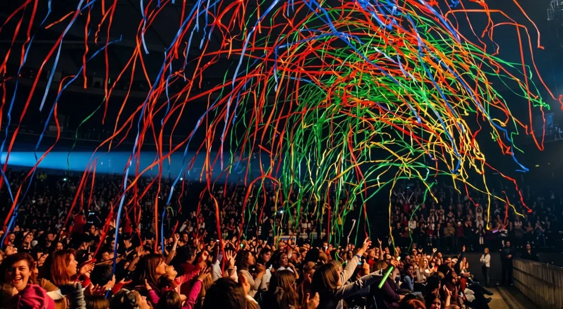 Arco de serpentinas de colores sobre el público en una arena